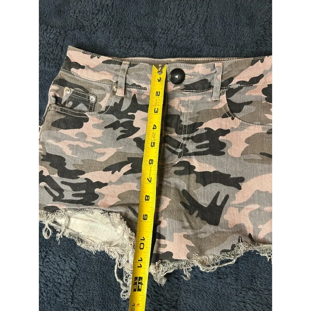 Almost Famous Shorts Women Size 5 Camo Super High Rise Frayed Hem 5‎ Pockets